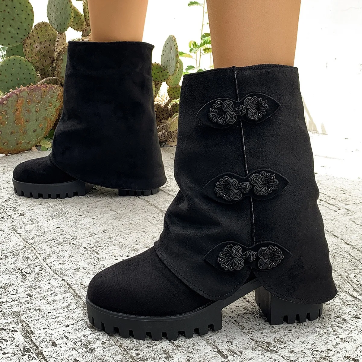 

Осенние женские ботинки на высоком каблуке, модные черные фланелевые ботильоны на платформе и толстом каблуке, ботильоны без шнуровки с декоративной пряжкой в этническом стиле