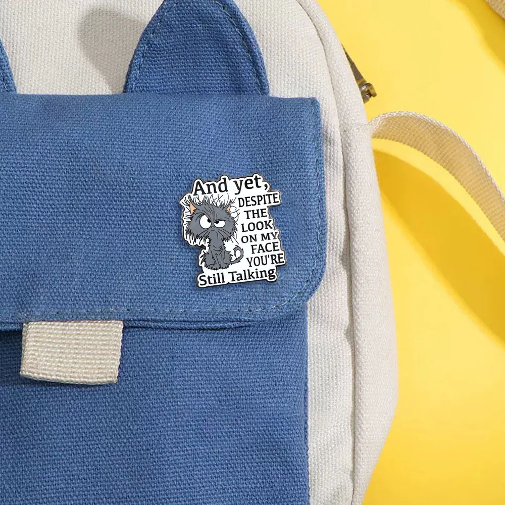 Lustige mürrische Katzen-Emaille-Pin „Trotz meines Gesichtsausdrucks redest du immer noch“ Brosche Niedliche Katzen-Tier-Anstecknadel Geschenk für Rucksack – Detail 5