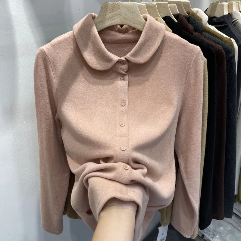 قميص نسائي بياقة مخملية على الوجهين. طبقة أساسية حرارية أنيقة لخريف وشتاء 2025، طبقات علوية أنيقة ودافئة.