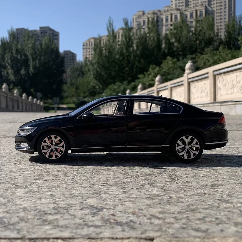 

MAGOTAN B8 2017 1/18 Alloy Diecast Car Model Simulation Display Ornaments Collection Boy Toys Gifts Original Box