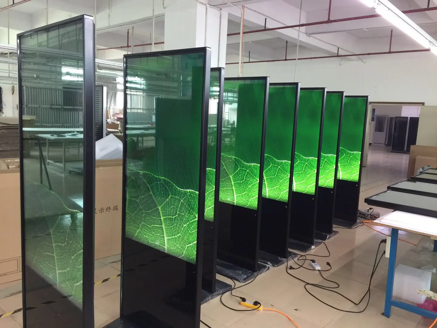 RK3288 Indoor Digital Signage Display for Advertising in Subways Elevators Welcoming Guests