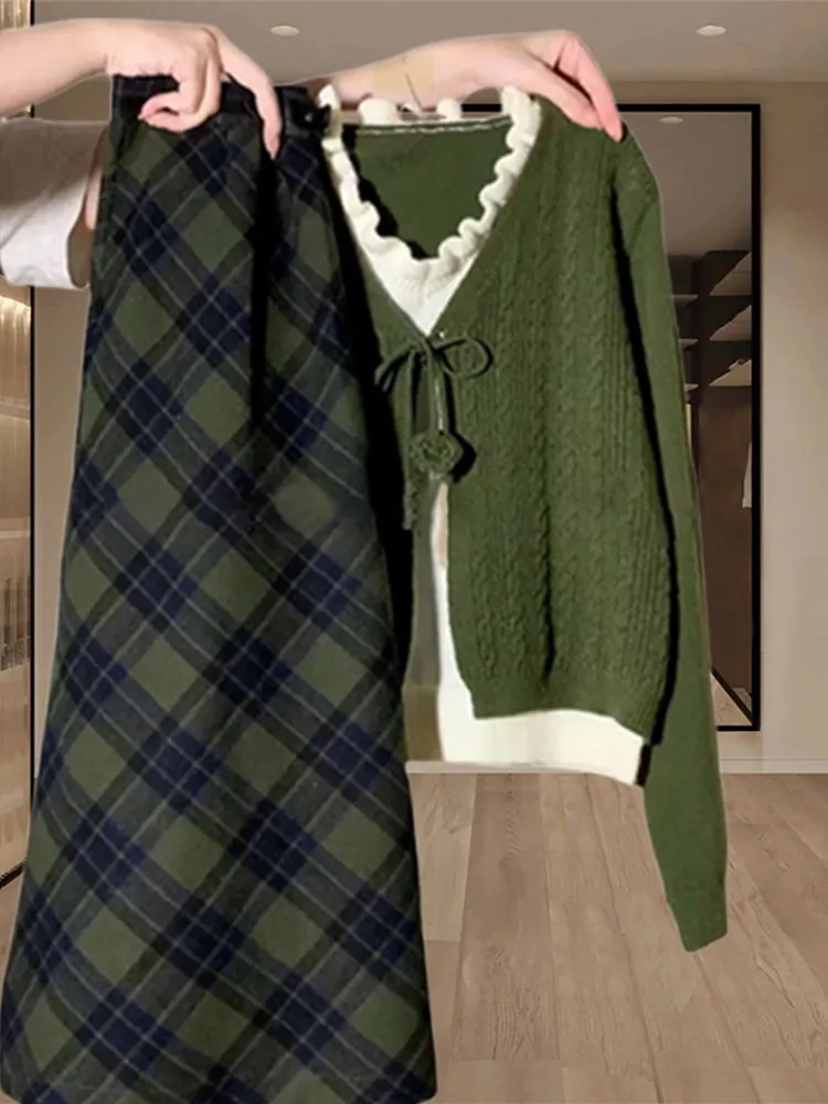 

Весенний модный комплект: вязаный костюм для женщин, зеленая клетчатая юбка и свитер, двухсоставный повседневный наряд в стиле ранней весны.