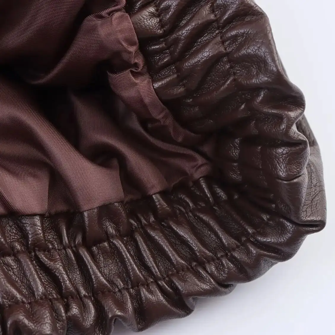 เสื้อแจ็คเก็ตบอมเบอร์หนังเทียมสไตล์ยุโรปและอเมริกาสำหรับผู้หญิง ปี 2025 แฟชั่นฤดูใบไม้ร่วง ดีไซน์เก๋ไก๋ ปกเสื้อแบบปกเชิ้ต ซิปหน้า เสื้อคลุมตัวนอกสำหรับผู้หญิง