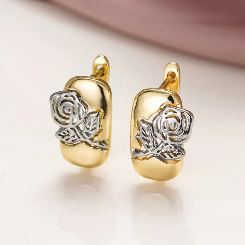 Huitan Neuartige silberfarbene Creolen mit Rosenblüten-Gravur für Damen, frischer zweifarbiger Schmuck für Party und Alltag