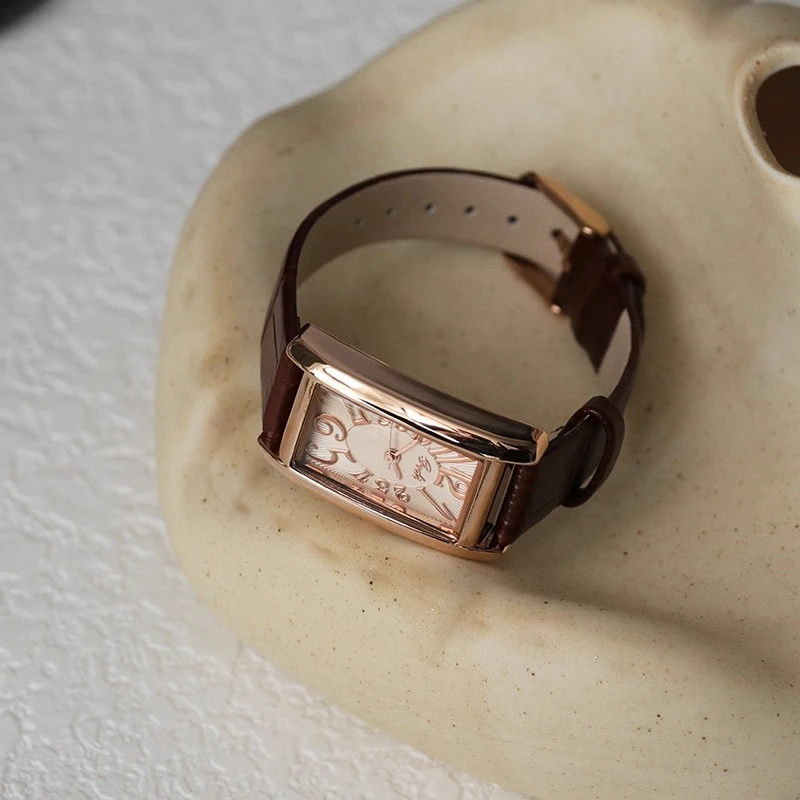 ساعة نسائية فاخرة جديدة بسيطة وأنيقة، ساعة يد كلاسيكية مستطيلة كلاسيكية، ساعة فريدة، هدية عملية للنساء.