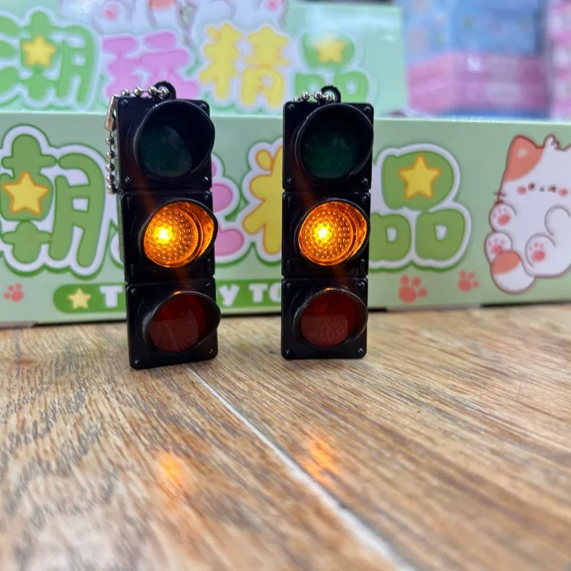 جديد إشارة إشارة المرور كيرينغ LED ضوء سلامة المشاة سلاسل المفاتيح قلادة حلقة رئيسية لحقيبة الظهر مفتاح السائقين اكسسوارات السيارات #4