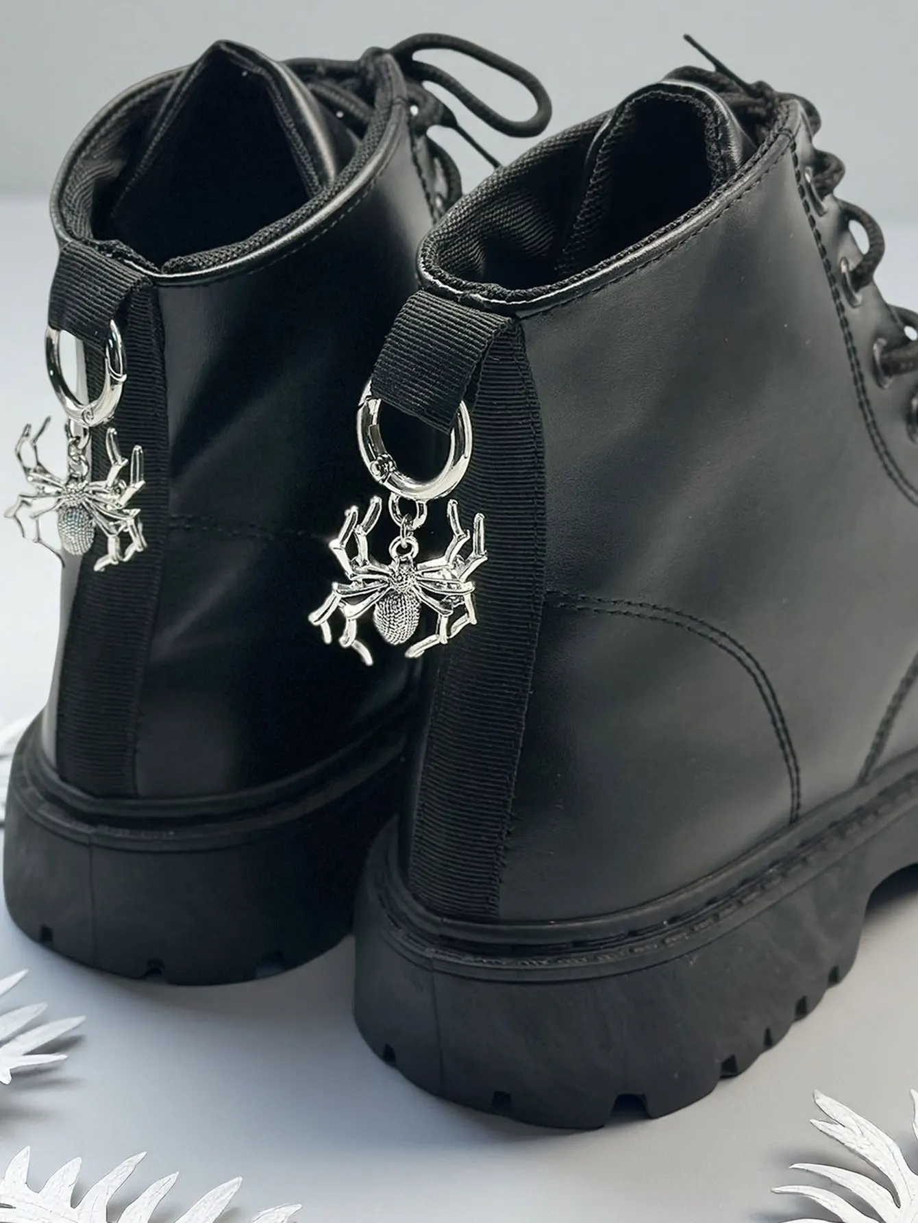 2Pcs Punk Retro Halloween Spider Charm Pendant for Autumn Shoes and Boots, Stylish and Removable DIY Cool Personalized Zinc a