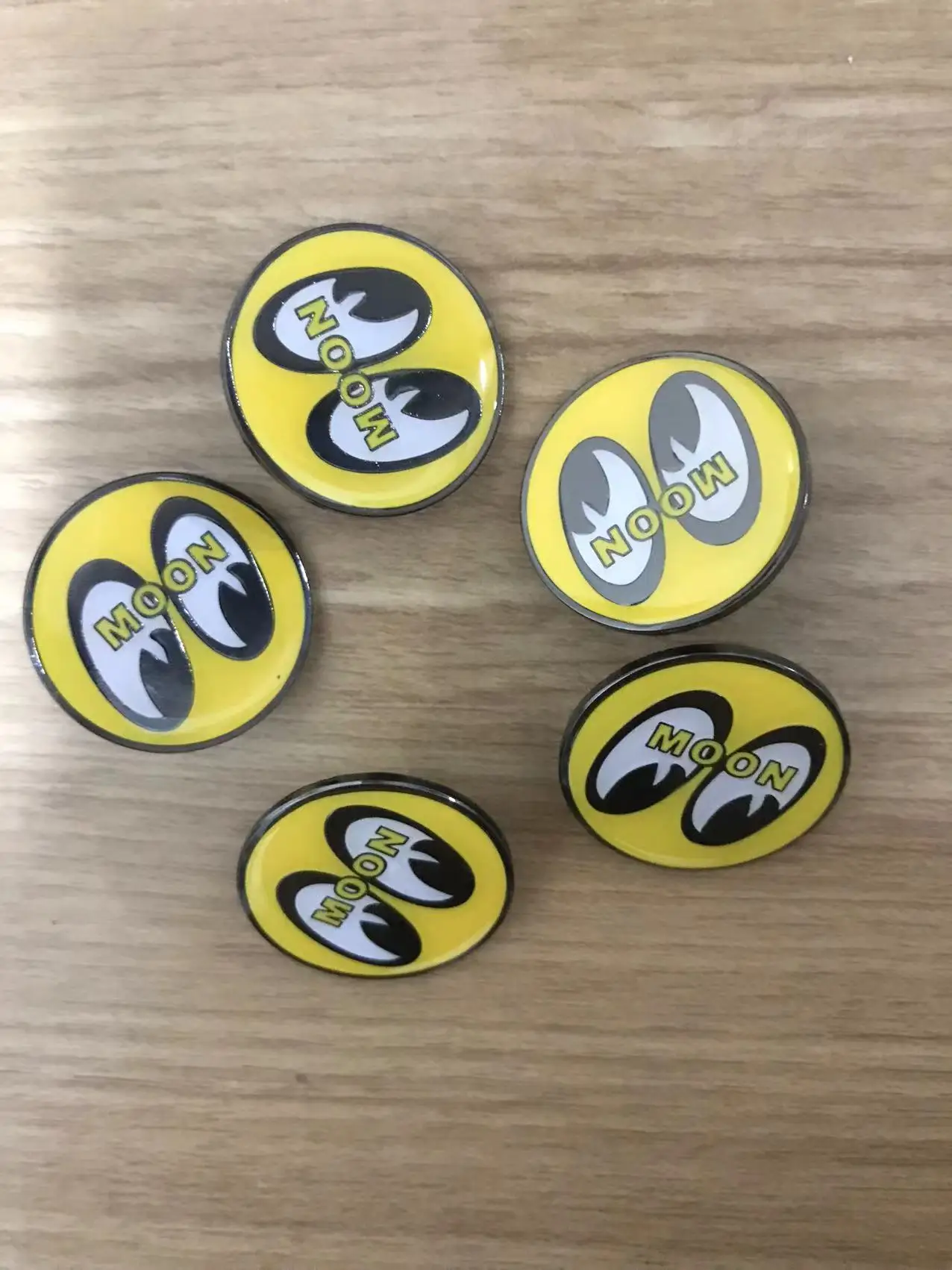 20PCS/Lot Moon eyes Mooneyes Metal Badges Button Pins Patches for Cloth Backpack Wholesale