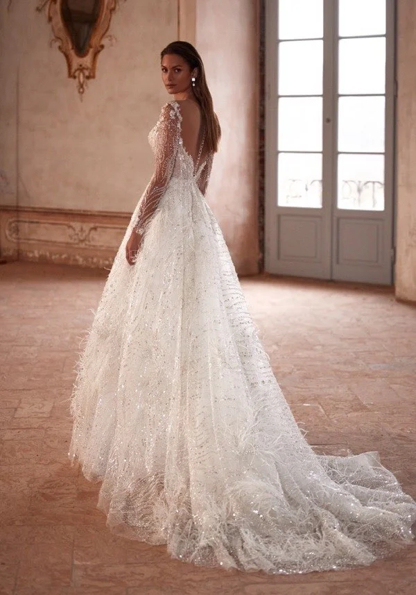 Aangepaste luxe glanzende witte a-lijn 3D kant kraal borduurwerk en veren dames sexy v-hals backless nieuwe strand bruid jurk