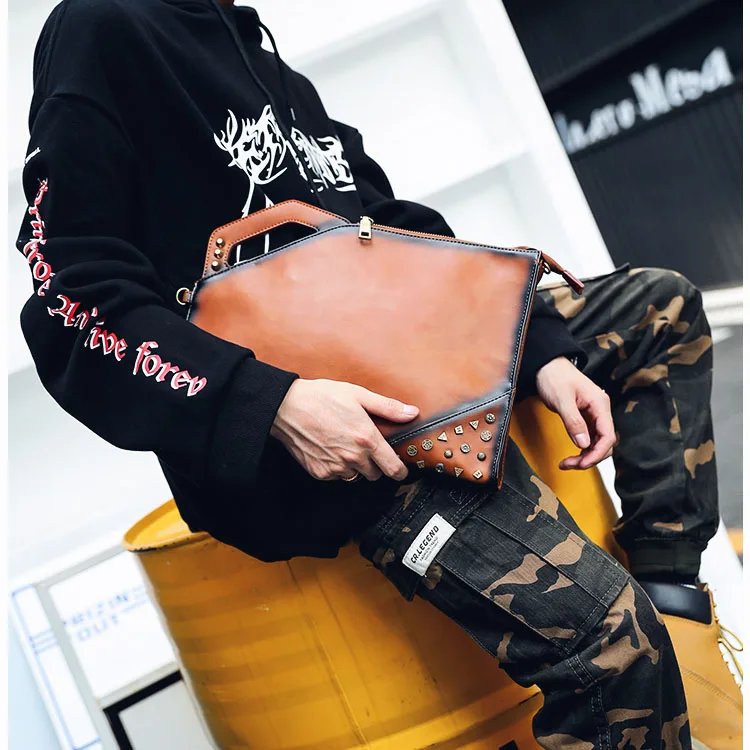 HOT Crazy Horse Leather Envelope Handbag Men Rivets Clutch Bag Male Shoulder Crossbody Bag Party Street Cool Boys Clutchs Purse