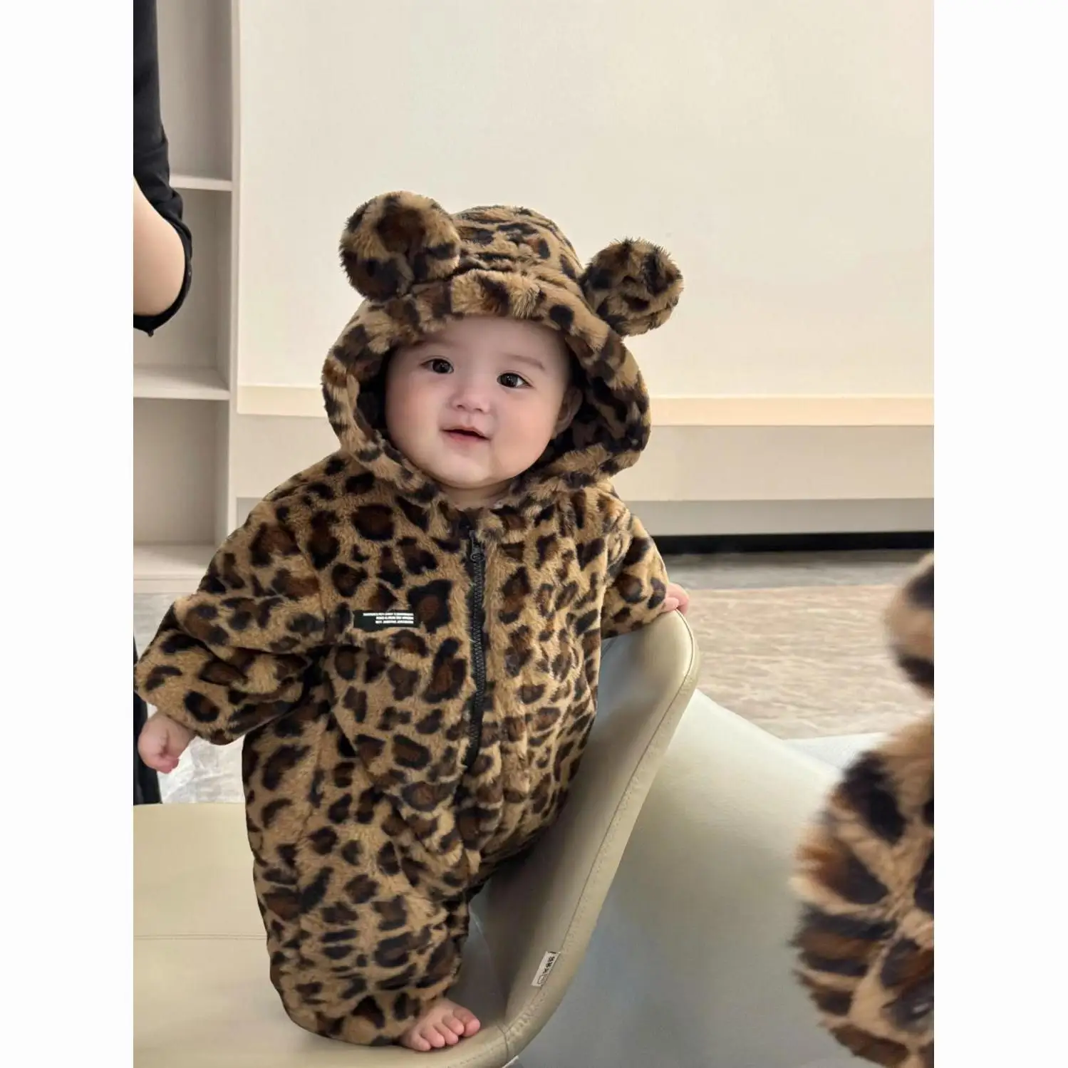 Winter clothes jumpsuit super cute jumpsuit for boys and girls, warm winter climbing leopard print outdoor clothes