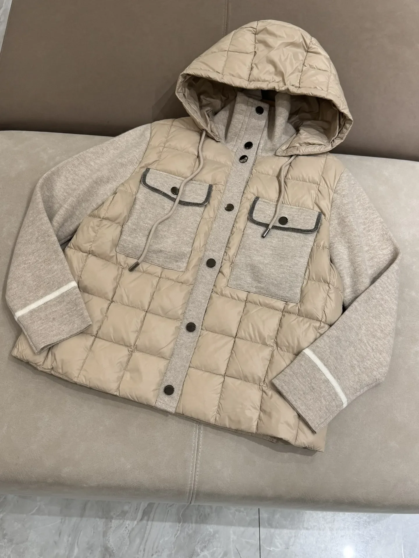 Cappotto in piuma d'oca da donna 2024 nuova giacca con cappuccio casual allentata con colletto staccabile con catena di perline autunno inverno