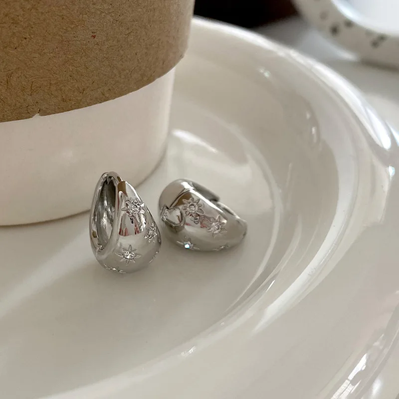 Brincos de argola de zircão para mulheres, cor dourada, estrela lisa, grossas metálicas, strass solar, fivela de orelha, joias punk, presentes para