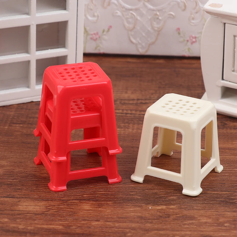 Silla pequeña en miniatura para casa de muñecas, taburete de plástico, muebles, modelo de decoración, accesorios para casa de muñecas, 2 uds., 1:12