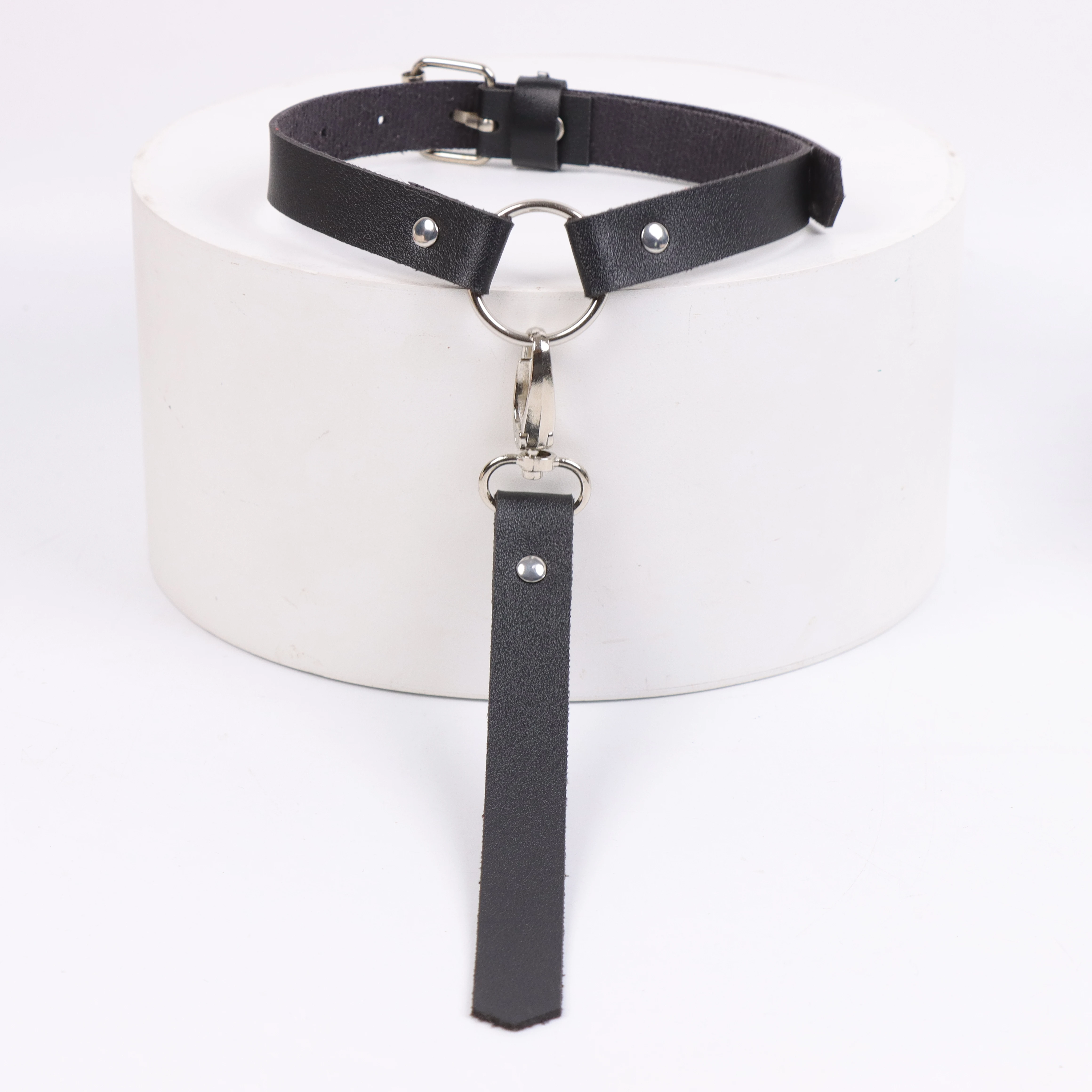 Dunkle Gothic-Halskette aus Kunstleder für Damen – Punk-Halsband mit O-Ring und Nieten, Retro-Edgy-Cosplay-Halskette, vorgebundene Halskette – Detail 10