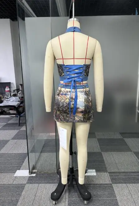 2025 레트로 플로럴 프린트 홀터넥 슬리브리스 베스트와 백 타이 탑 스플릿 숏 스커트 섹시 스커트 세트 (여성용)