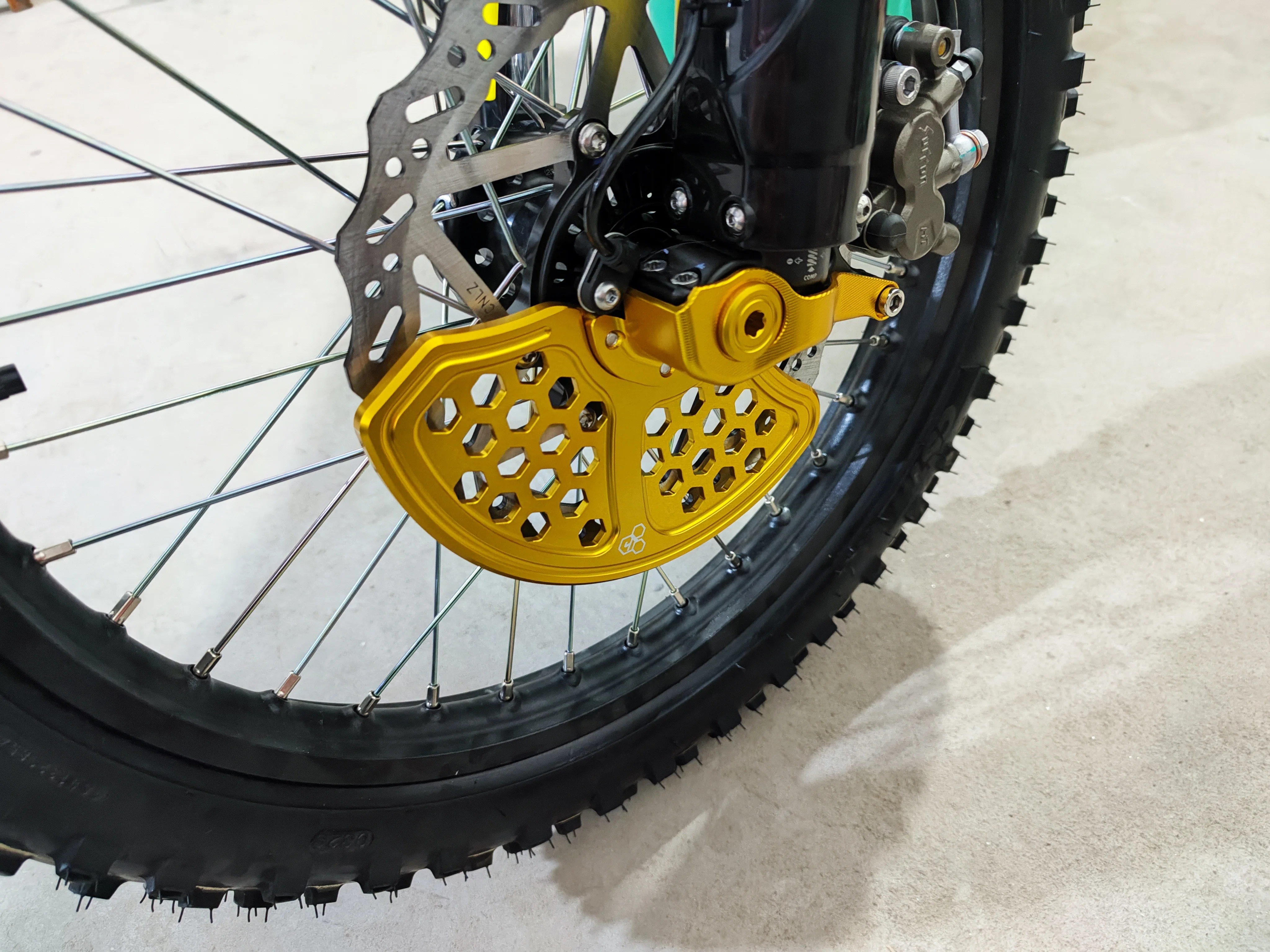 Surron Sur-ron ウルトラビー CNC アルミフロントブレーキディスクガードカバープロテクターオートバイアクセサリー