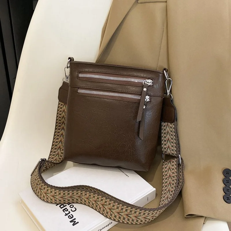 

Stylish Casual Simple Messenger Bag Women Minimalist Vintage High-End Solid Color Fashionable With Logo