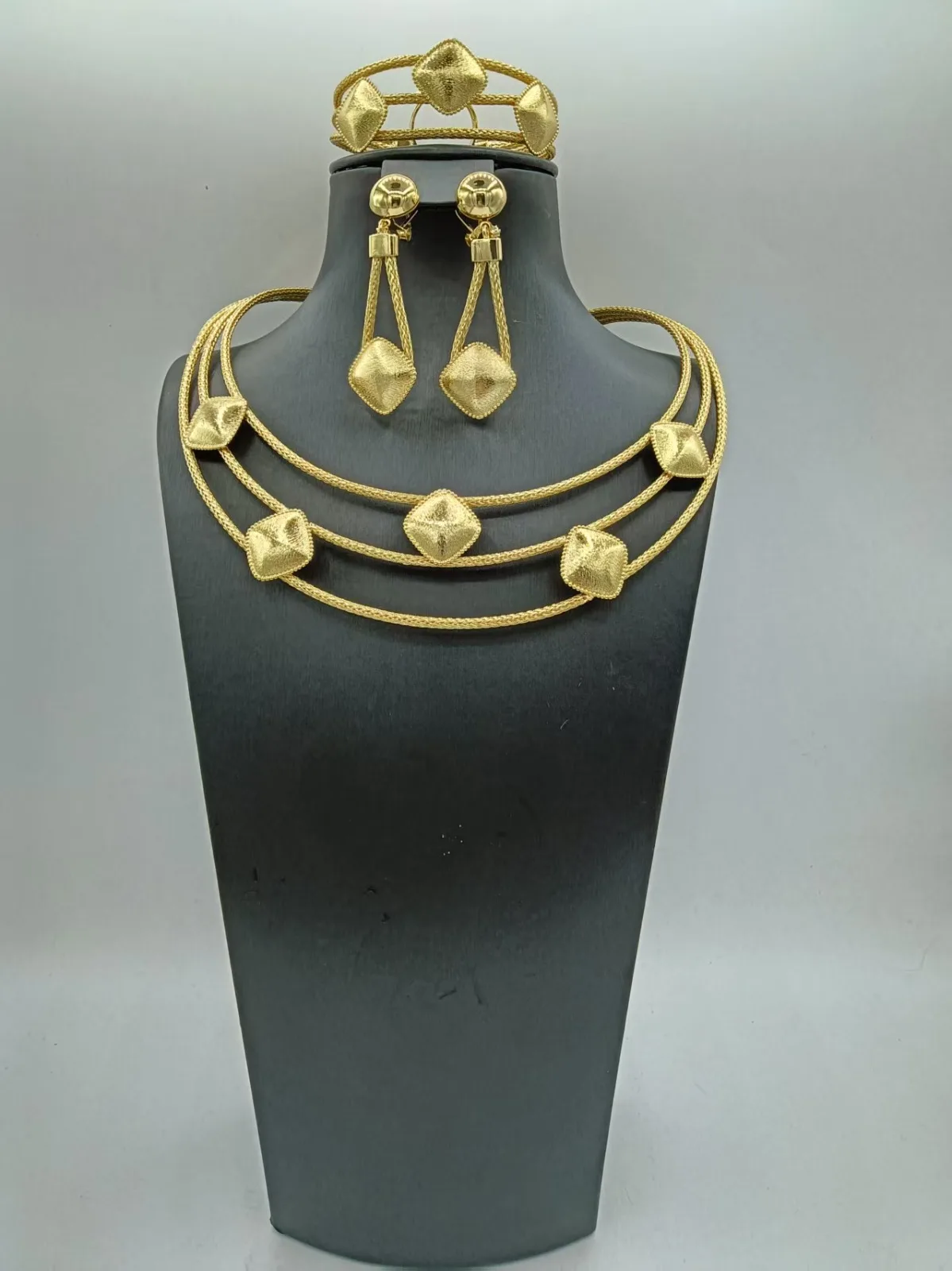 

Простой комплект украшений квадратной формы: эффектное колье-чокер, браслет, серьги, кольцо (4 предмета). Горячая распродажа. Бесплатная доставка.