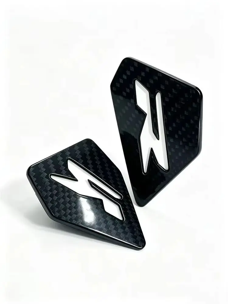 Zestaw 2 elementów dekoracyjnych na bok motocykla Honda CBR 650R CBR650R CB650R - Dekoracyjne logo z włókna węglowego - Model z logo R — 2