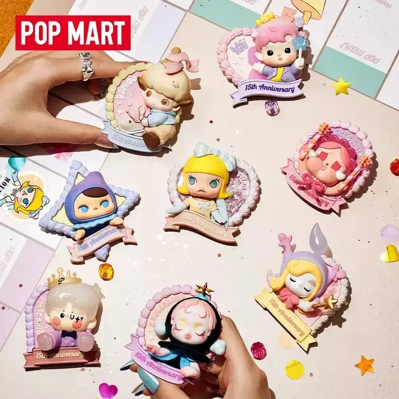 POP MART-ของเล่นฟิกเกอร์อนิเมะน่ารัก ฉลองช่วงเวลาแห่งความทรงจำ ซีรีส์ครบรอบ 15 ปี แม่เหล็กติดตู้เย็น กล่องสุ่ม ตุ๊กตา