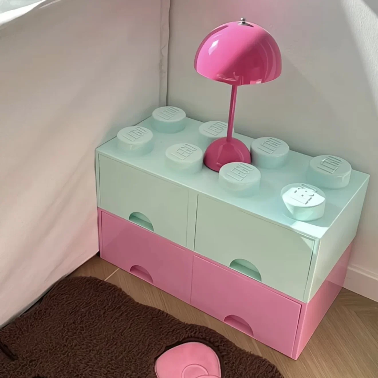 The storage box can be combined with a high-value bedside cabinet.