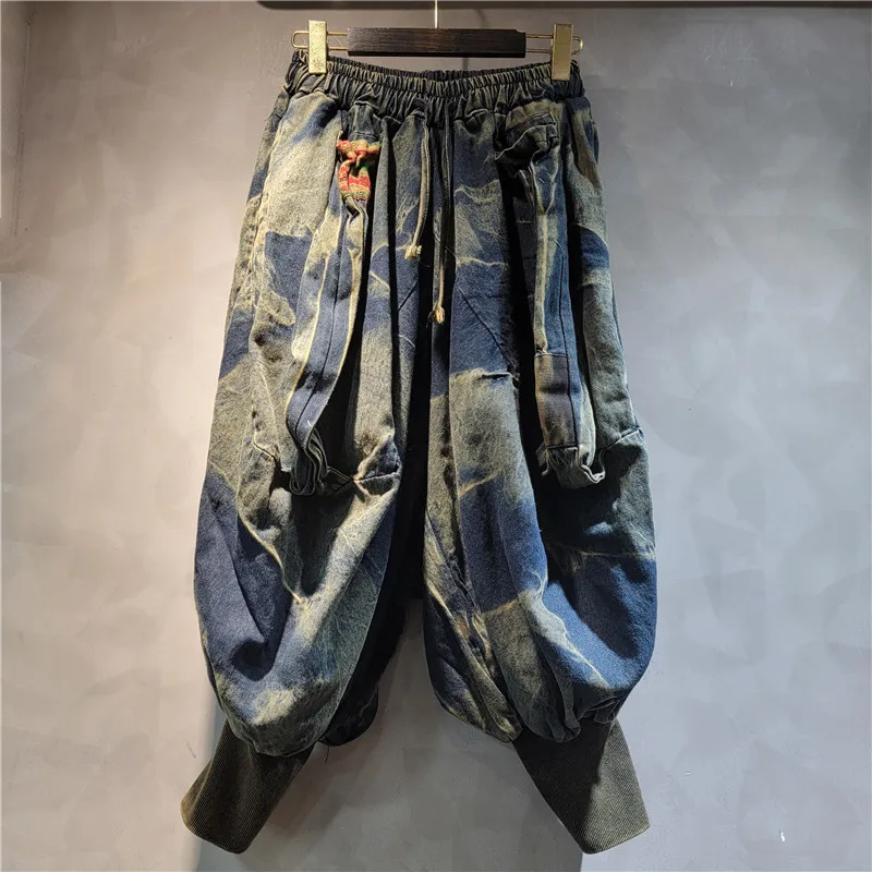 

Make a statement in these vintage wash balloon jeans. An oversized, comfy fit with a cool distressed look.