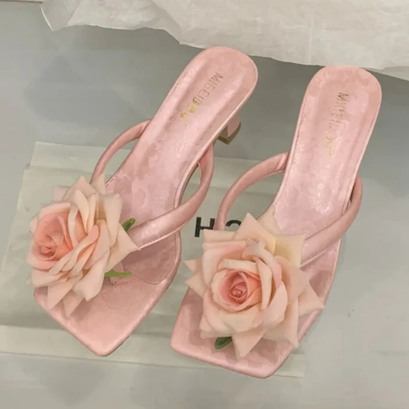 

Модные летние новые шлепанцы с цветочным принтом, женские шлепанцы, сандалии на высоком каблуке с квадратным носком, женские элегантные повседневные пляжные тапочки, женские