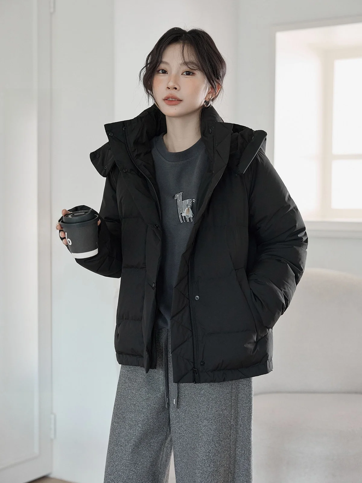 

Женская черная пуховая куртка HuiXi с капюшоном, новая модель 2025 года, универсальная, на белом утином пуху, теплая верхняя одежда для города, на молнии