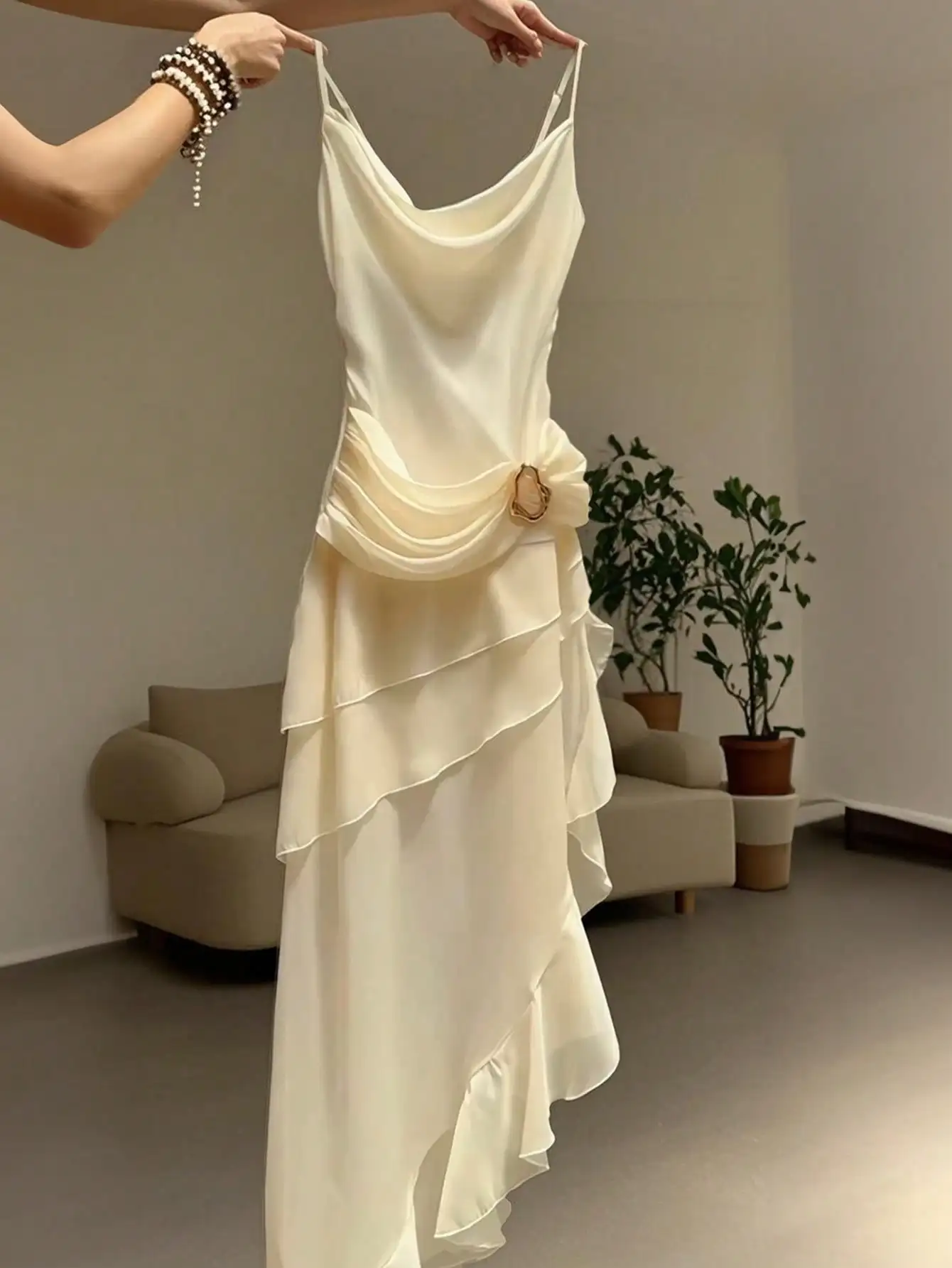 

Кремовое атласное платье-комбинация с драпированным вырезом и рюшами