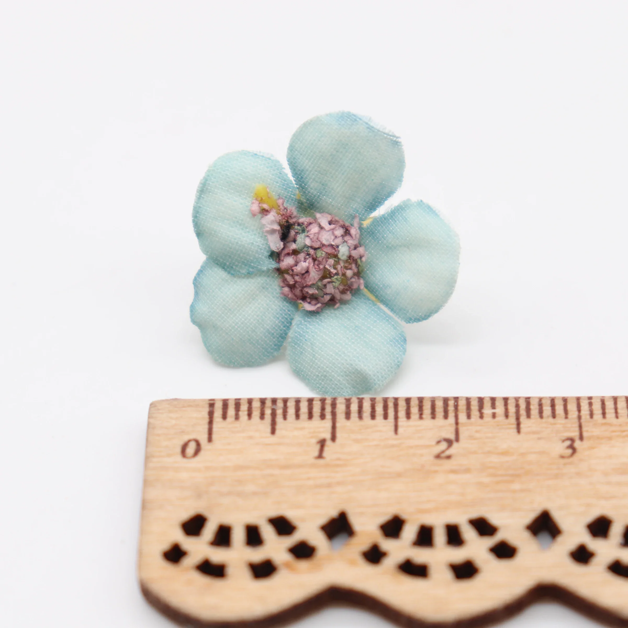 50Pcs 2cm Multicolor Daisy Flower Heads Mini Silk Artificial Flowers for Wreath Scrapbooking Home Wedding Decoration