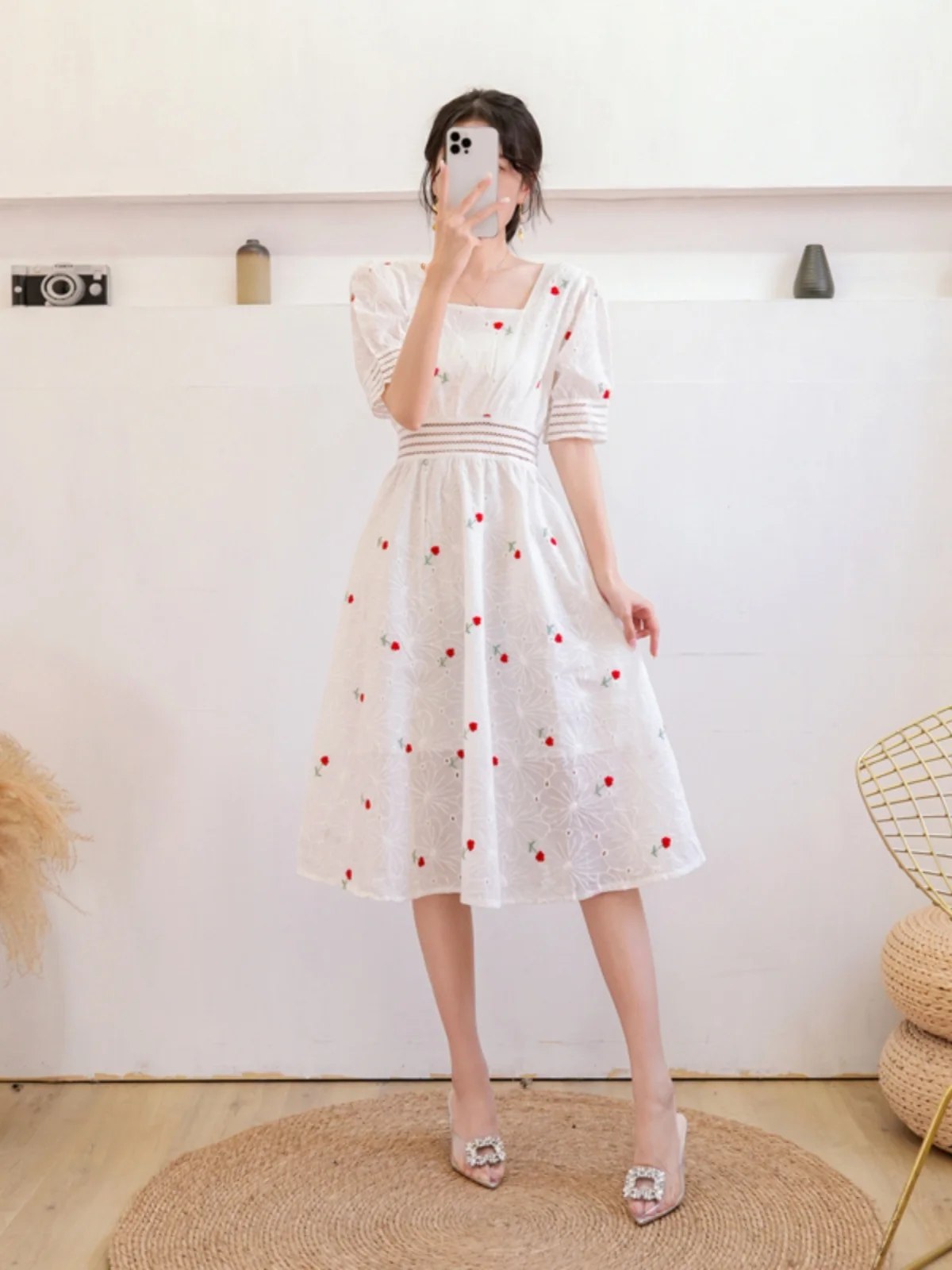 Sukienka damska letnia midi z haftem, ażurowa, kwadratowa, z efektem bąbelkowym, z podkreśloną talią.