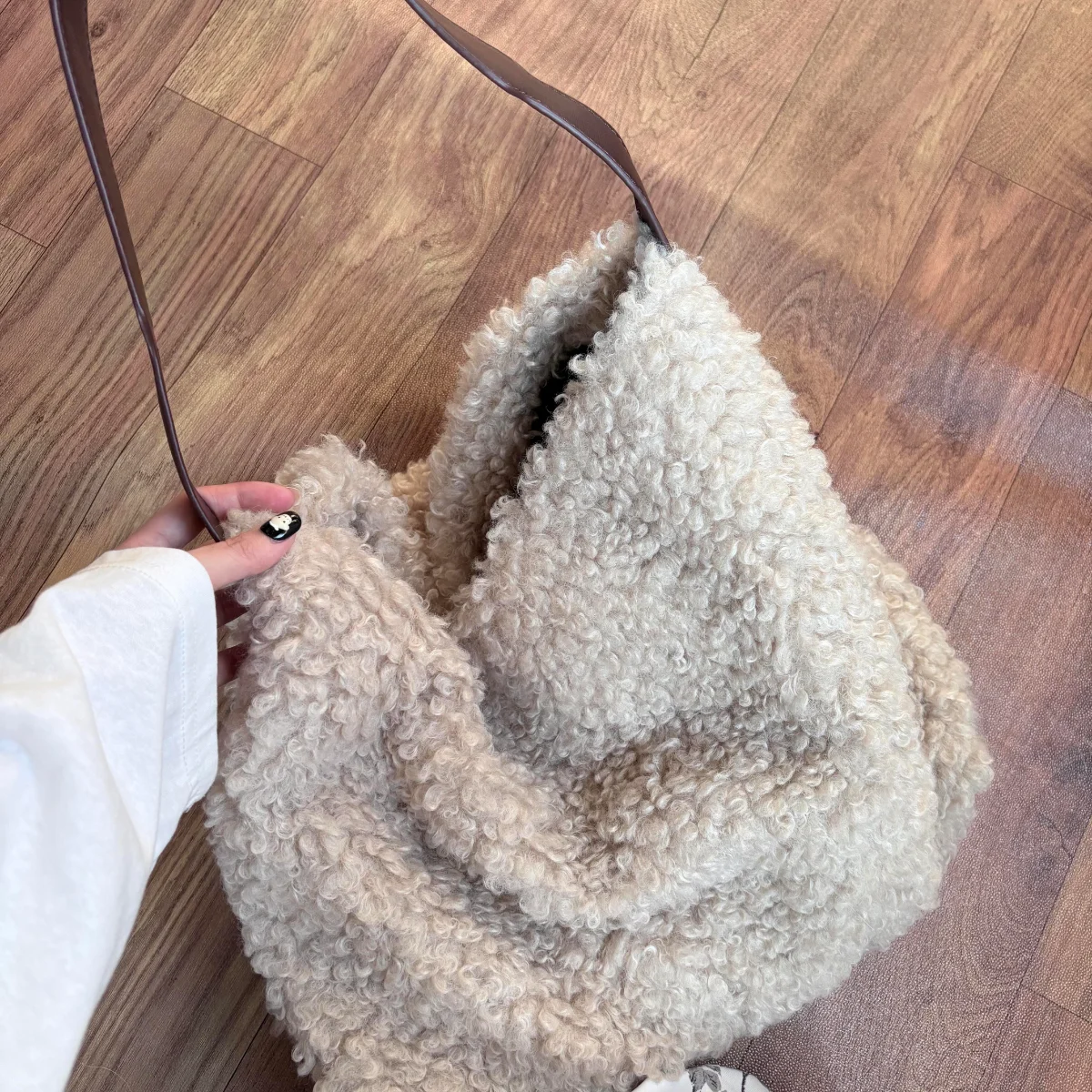 

Бархатная большая сумка из ягненка, женская пушистая сумка на одно плечо, большая мягкая повседневная сумка Capaci для ежедневного использования