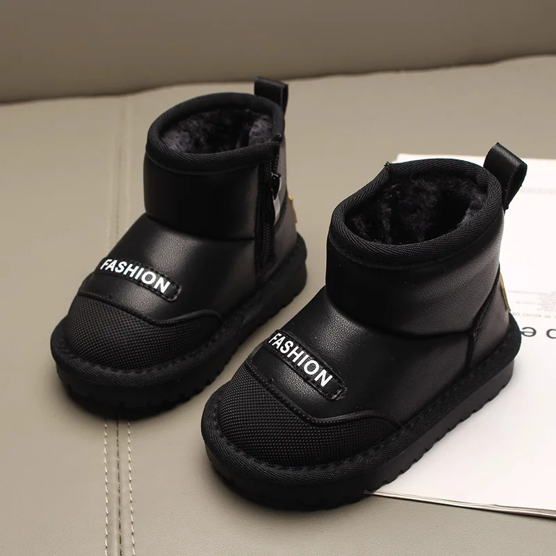 Botas 2025 Inverno Nuovi Bambini Stivali da neve Semplice Versatile Stivaletti da ragazza Comfort Antiscivolo Stivale in pelle da ragazzo Zapatos De Mujer