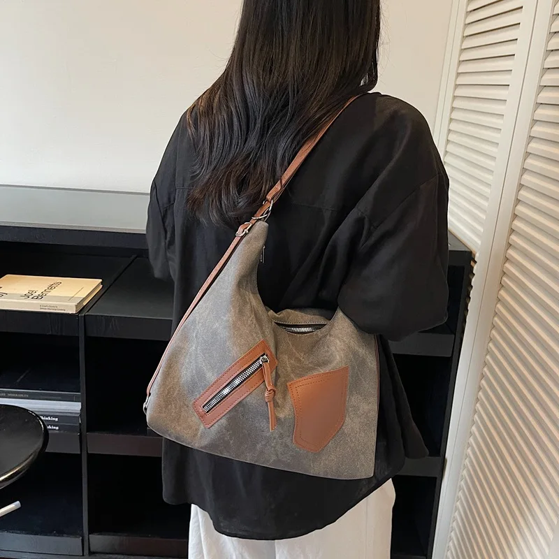 

2025 new autumn fashionable casual large capacity personalized shoulder bag women's trendy tote bag luxury design