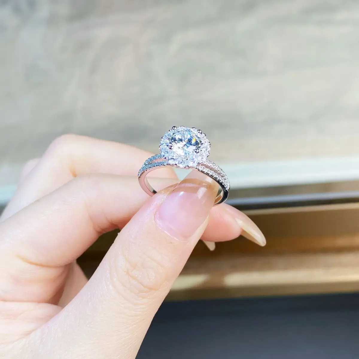 1 Karat D-Farbe VVS Klarheit Moissanit-Ring für Damen 18K Weißgold AU750 Hypoallergener Feiner Verlobungsschmuckring – Detail 5