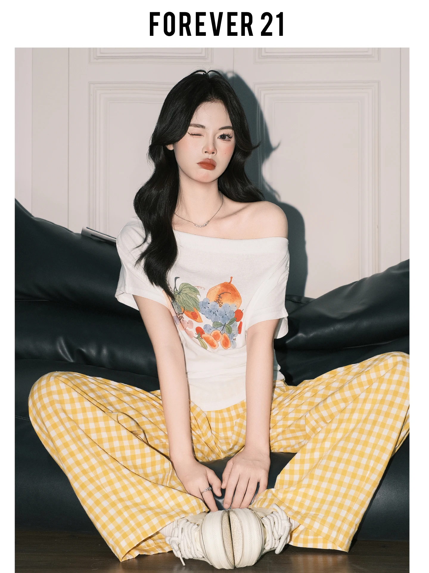 Camiseta de manga corta blanca estampada con cintura ajustada Forever 21 para mujer, estilo Pure Desire con hombros caídos, top pequeño antienvejecimiento.