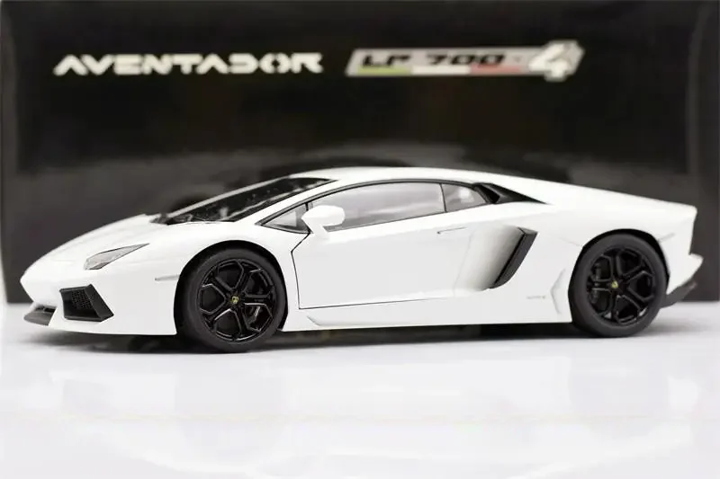 Autoart 1:18 Aventador LP700-4 White Alloy Fully Open Simulation Limited Edition Alloy Metal Static Car Model Toy Gift