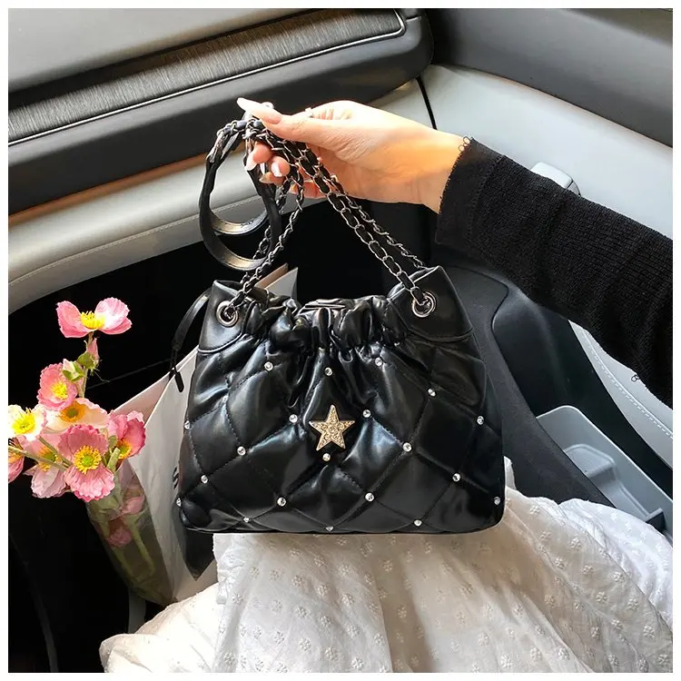 

Новая модная женская сумка-кроссбоди 2026 года, высококачественная текстурированная модель в нишевом стиле, с вышивкой нитями и декором из страз, сумка через плечо