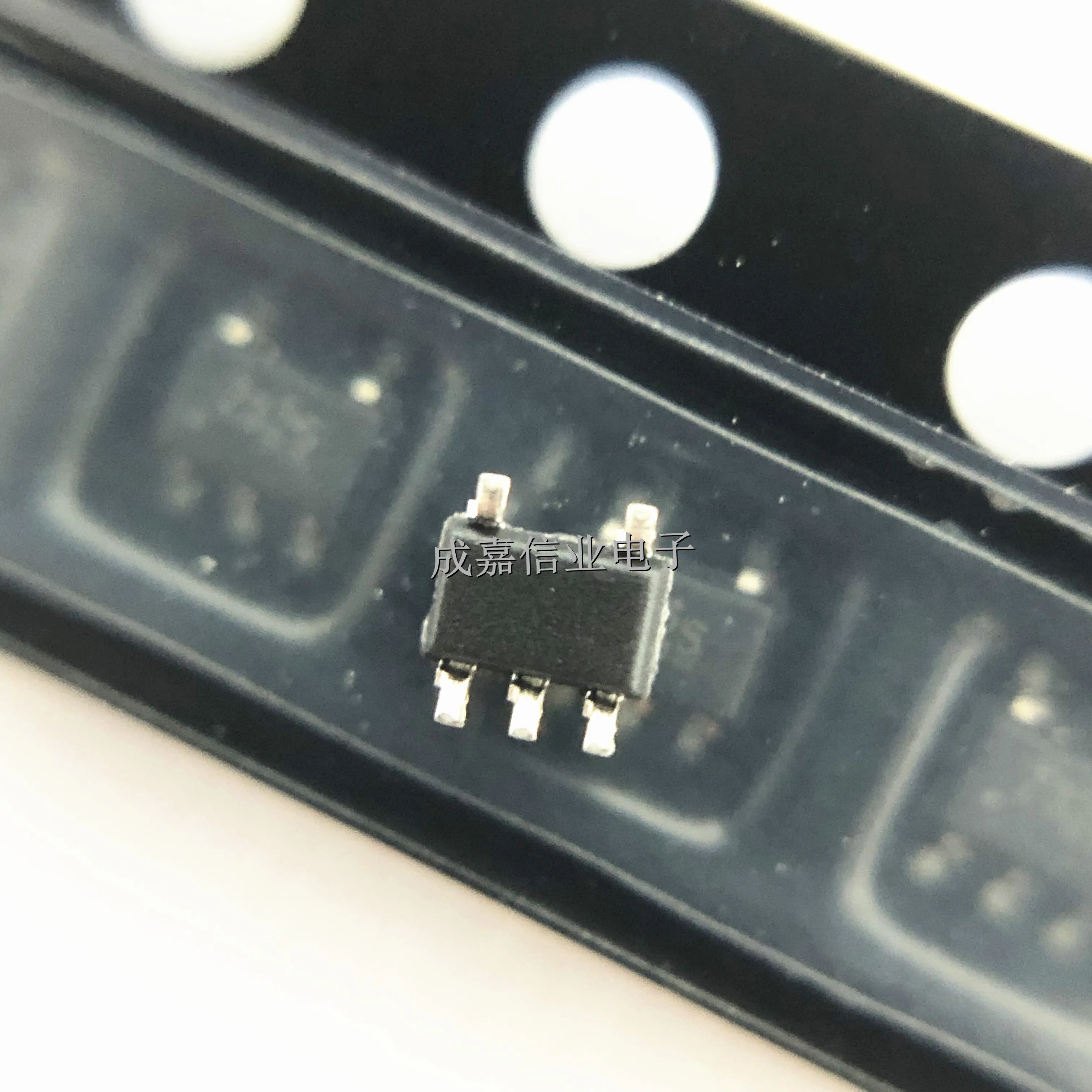 10pcs/Lot NC7SZ32P5X SC-70-5 MARKING;Z32 OR Gate 1-Element 2-Input CMOS 5-Pin Operating Temperature:- 40 C-+ 85 C