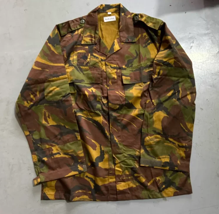 L'uniforme de camouflage de papouasie-nouvelle-guinée comprend une veste et un pantalon