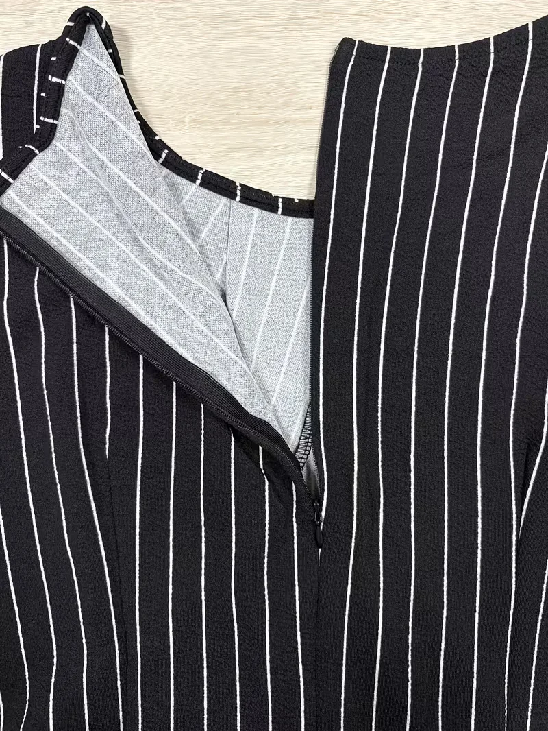 Elegantes Damenkleid mit Rundhalsausschnitt, 3/4-Ärmeln, Gerafftem Design, Schwarz Diagonal Gestreift, Figurbetont, Business-Casual Bleistift-Midikleid – Detail 5
