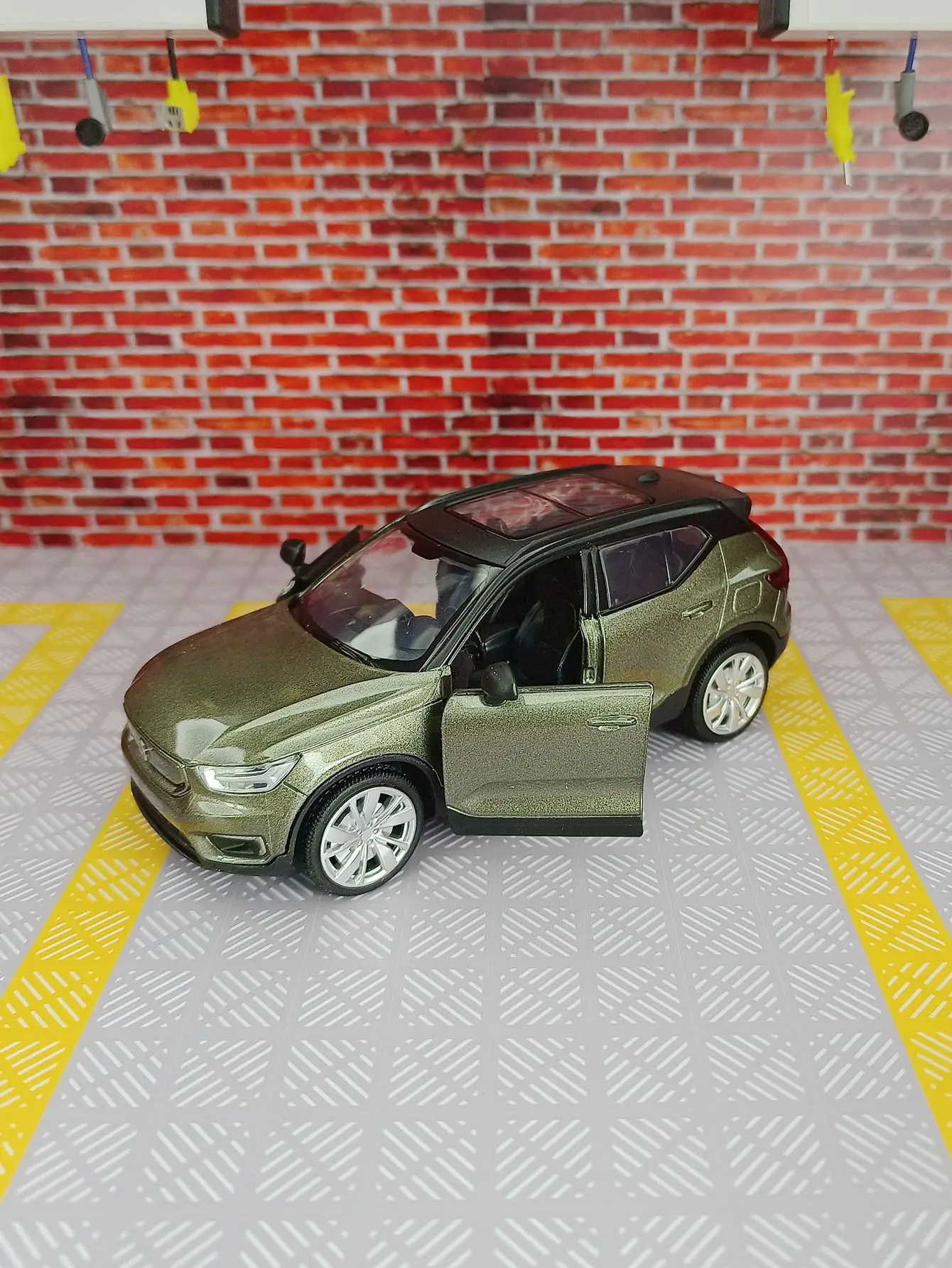 1:32 Volvo XC40 Alloy Car Model Diecast & Toy Vehicles Metal Car Model Simulation Sound and Light Collection Toy Gift