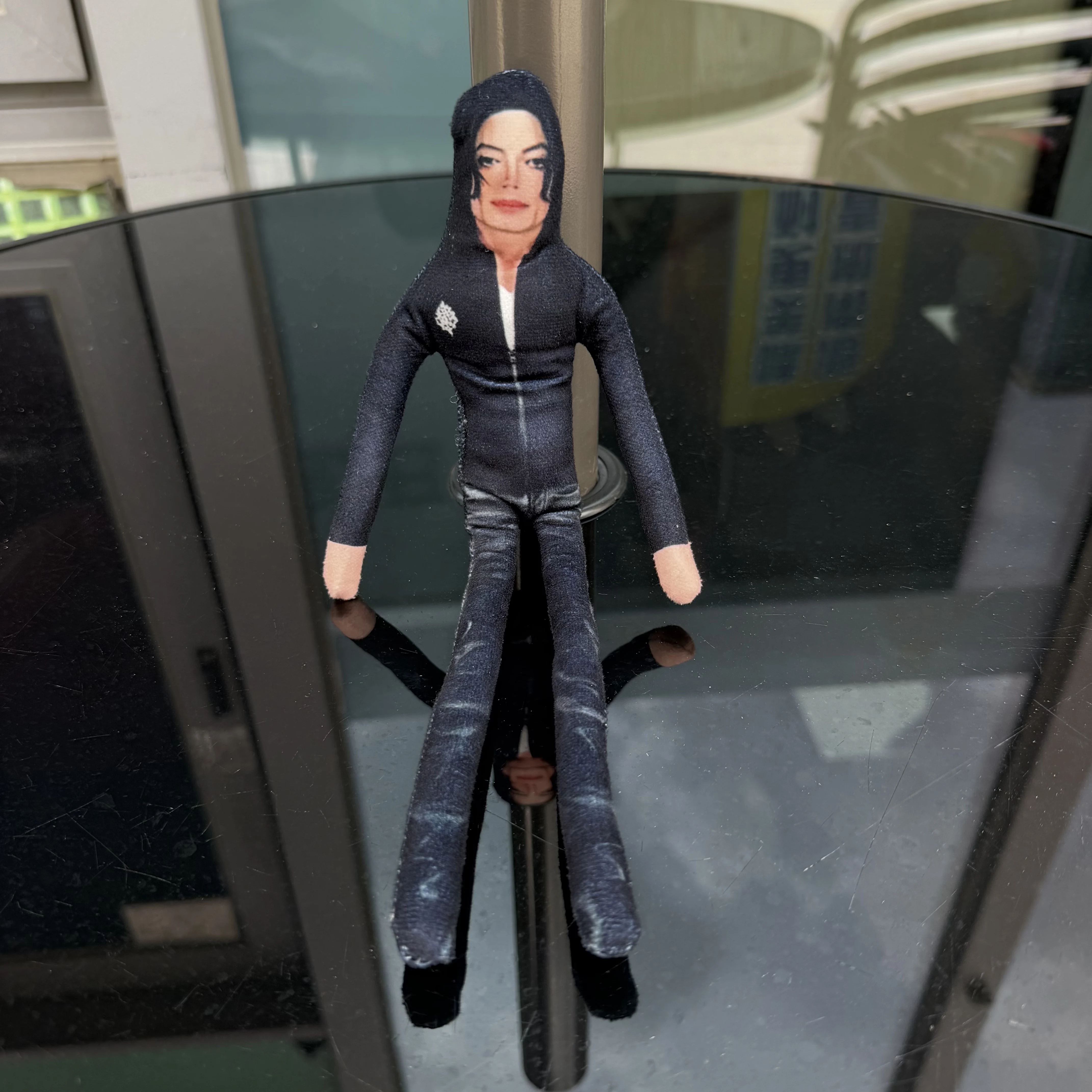 Michael Jackson Plüschpuppe mit 6 Klassischen Bühnenoutfits Sammlerstück MJ Stofftier Merchandise Geschenk für Musikliebhaber Wohndekor Ornament