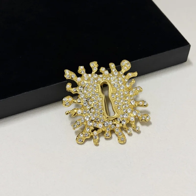 

Luxury Gold Sunburst Keyhole Brooch Rhinestone Inlaid Statement Lapel Pin for Women Suit Coat Party Accessory