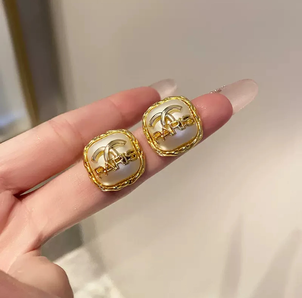 

Delicate and exquisite 1.6 * 1.6 cm pearl earrings for women, luxurious and high-end, elegant, versatile, personality