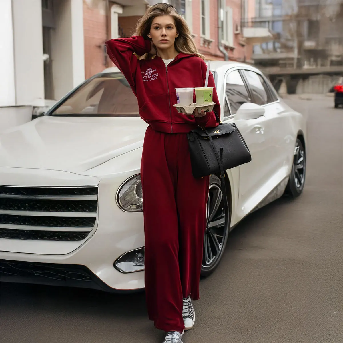 

Стильный комплект с короткой толстовкой на молнии для женщин, осень-зима 2025 г., повседневная спортивная толстовка с капюшоном и длинные брюки, женский комплект из двух предметов