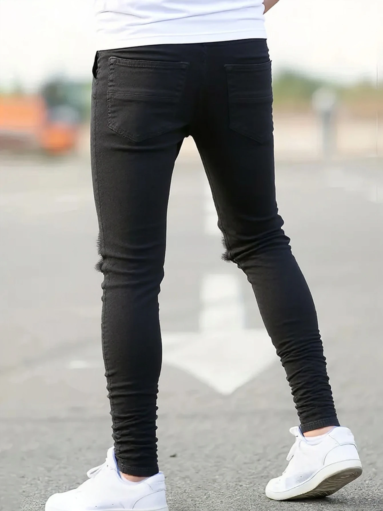 Jeans skinny pretos masculinos com rabos grandes, com um design desgastado exclusivo que cabe na forma do corpo perfeitamente, tornando-o fácil
