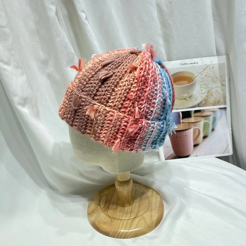 Nischenprodukt: Handgefertigte Gehäkelte Mütze mit Quasten in Mischfarben für Damen, Winterliche Outdoor-Wärmemütze mit Ohrenschutz, Skull-Beanie für Herren – Detail 3