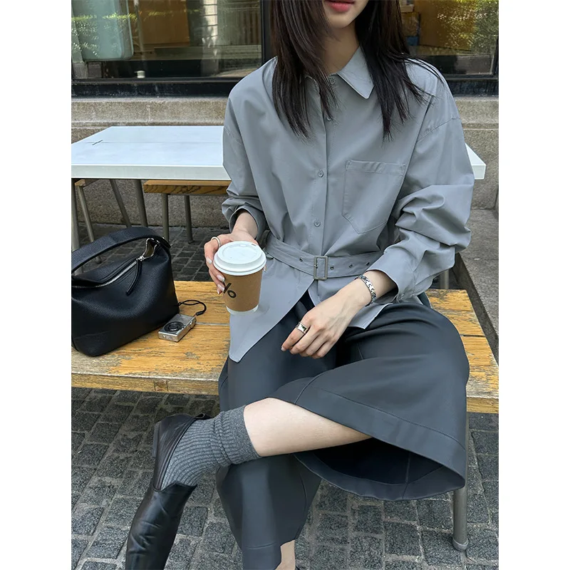 เสื้อเชิ้ตหนังปกเสื้อระดับไฮเอนด์ผู้หญิงฤดูใบไม้ร่วงใหม่หลวมและอเนกประสงค์เสื้อแขนยาวแบบมีสายรัด